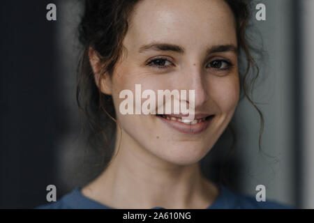 Portrait von lächelnden jungen Frau mit braunen Augen Stockfoto