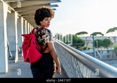 Weibliche afroamerikanischen mit Kopfhörern und Smartphone Musik hören Stockfoto