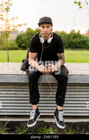 Junger Mann mit seinem Smartphone in der Stadt Stockfoto