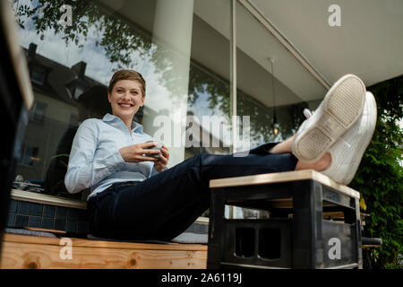 Portrait Of Happy Geschäftsfrau entspannen in einem Cafe Stockfoto