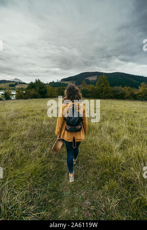 Junge Frau tragen gelbe Fell Stockfoto