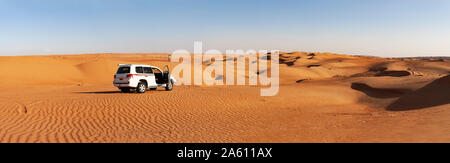 Mann mit Geländewagen, die Bilder in der Wüste Wahiba Sands, Oman Stockfoto