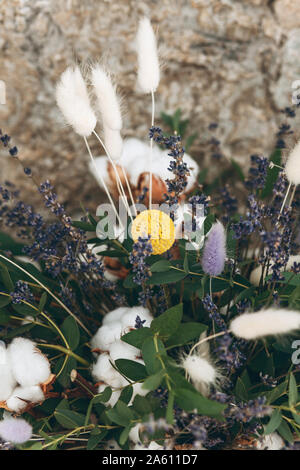 Closeup Blumenstrauß und ährchen mit Baumwolle im rustikalen Stil Stockfoto