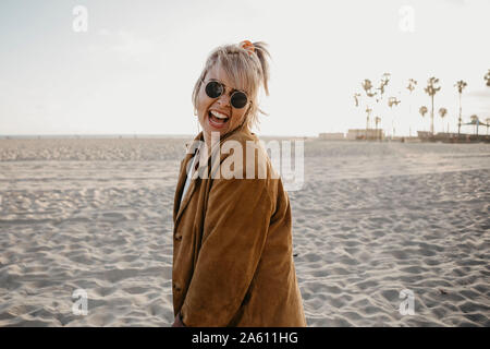 Glückliche junge Frau am Strand, Venice Beach, Kalifornien, USA Stockfoto