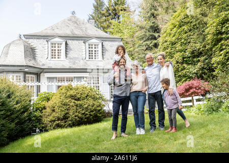 Happy erweiterte Familie, die im Garten ihres Hauses Stockfoto