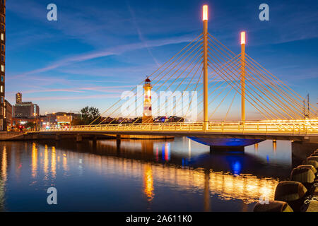 Beleuchtete Brücke über Fluss gegen Himmel in Malmö, Schweden Stockfoto