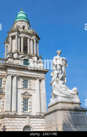 Titanic Memorial und City Hall, Belfast, Ulster, Nordirland, Großbritannien, Europa Stockfoto