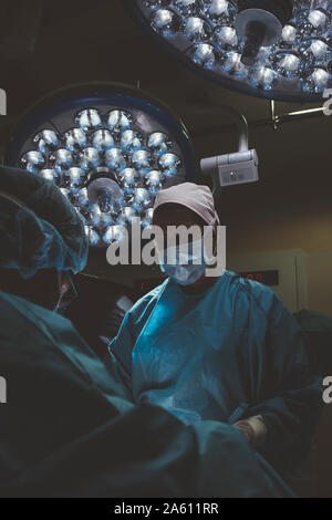 Chirurg und Krankenschwester während einer Operation Stockfoto