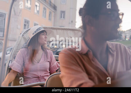 Tuk Tuk Fahrer die Tour durch die Stadt zu einem touristischen, Lissabon, Portugal Stockfoto