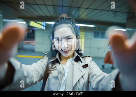 Selfie portrait von lächelnden jungen Frau an der U-Bahnstation Ginza, Tokyo, Japan Stockfoto