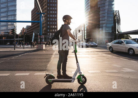 Mann mit e-Scooter in Berlin, Deutschland Stockfoto