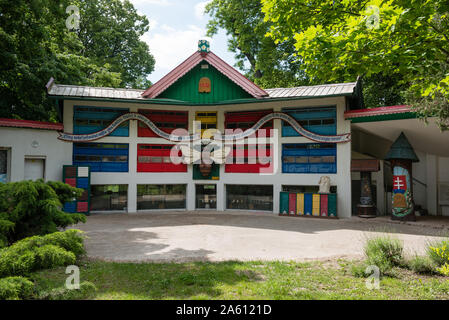 KRALOVA PRI SENCI, SLOWAKEI - Juni 6, 2019: Das Freilichtmuseum der Imkerei ist interessante Ausstellung von bienenstöcken im Bereich der Vcelarska gelegen Stockfoto