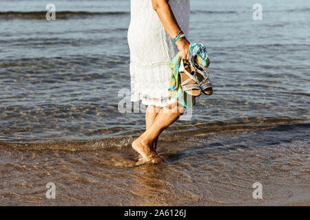 Nahaufnahme der älteren Frau waten im Meer, El Roc de Sant Gaieta, Spanien Stockfoto