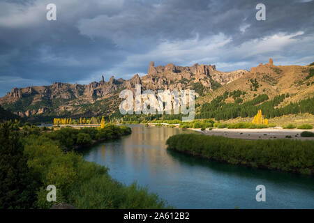 Chubut Fluss, der durch Bariloche Landschaft, San Carlos de Bariloche, Patagonia, Argentinien, Südamerika Stockfoto