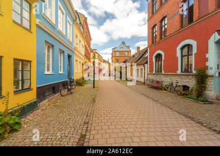 Leere Straße inmitten von Gebäuden in Malmö, Schweden Stockfoto