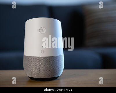 Großbritannien, Oktober 2019: Google Home smart Lautsprecher im häuslichen Umfeld Stockfoto