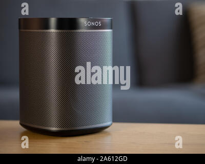 Großbritannien, Oktober 2019: Sonos spielen schwarz Wireless Speaker auf hölzernen Tisch in der Lounge Stockfoto