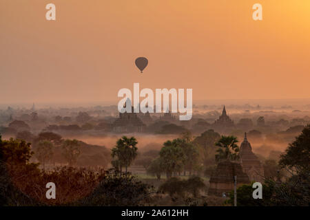 Heißluftballon fliegen über Stupas, Bagan (Pagan), Myanmar (Burma), Asien Stockfoto