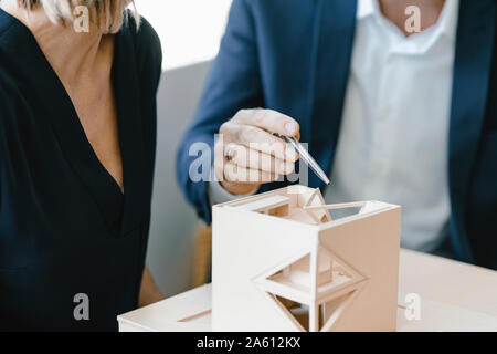 Architekt erklärt Modell an Kunden Stockfoto