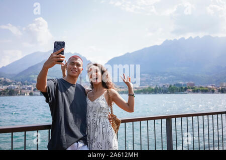 Porträt eines jungen Paares unter selfie vor Lake Como, Lecco, Italien Stockfoto