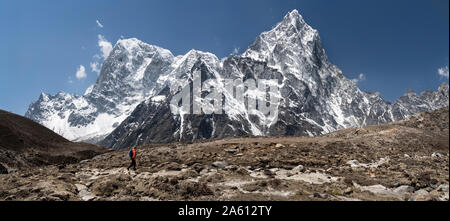 Junge Frau wandern in Sagarmatha National Park, Everest Base Camp trek, Nepal Stockfoto