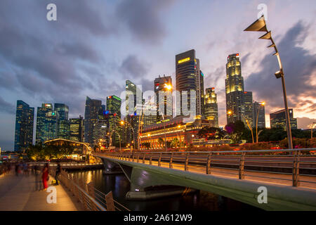 Das Fullerton Hotel und dem Finanzviertel in der Nacht, Singapur, Südostasien, Asien Stockfoto