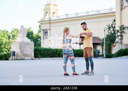 Fitness Coach üben Boxen Klasse mit junge Frau im Freien in der Stadt verband der Anwendung Stockfoto