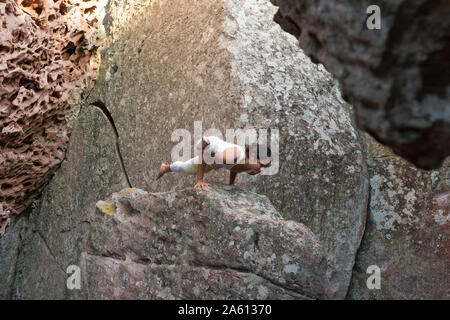 Junge asiatische Frau Yoga auf einem Felsen Stockfoto