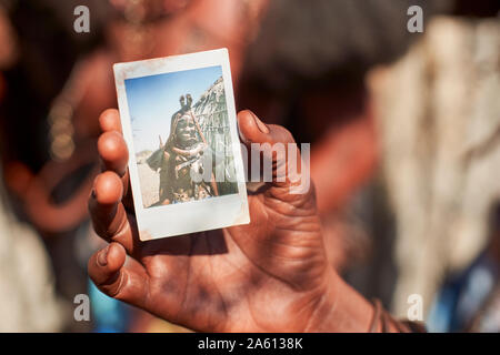 Mudimba Stamm Frau, ein Bild von sich selbst, Onocua, Angola. Stockfoto