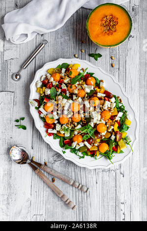 Direkt über dem Schoß der gesunden Salat in der Platte auf hölzernen Tisch Stockfoto