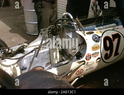 Nahaufnahme eines teilweise zerlegten Rennwagens Indy 500 mit dem Namen des amerikanischen Rennwagenfahrers Gary Bettenhausen, 1976. () Stockfoto