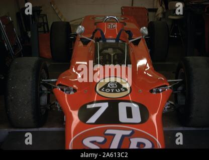 Nahaufnahme eines Indy 500 Rennwagens, eines roten Lotus 56 STP, in einer dunklen Garage, 1968. () Stockfoto