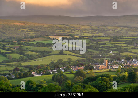 Pfarrkirche von hügeligen Landschaft, Moretonhampstead, Dartmoor, Devon, England, Vereinigtes Königreich umgeben, Europa Stockfoto
