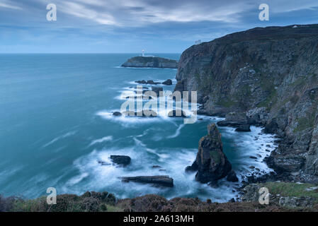 Stürmischen Abend in South Stack Leuchtturm an der Küste von Anglesey, Wales, Vereinigtes Königreich, Europa Stockfoto