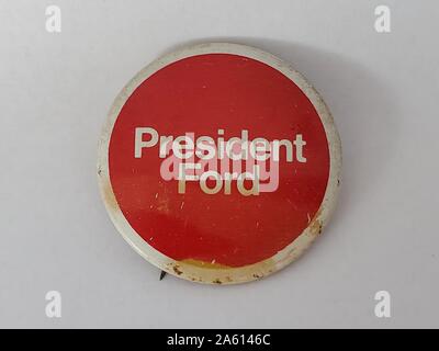 Rot-weißer Pin-Back-Knopf oder -Abzeichen, mit dem Text "Präsident Ford", der von der Gerald Ford Präsidentschaftskampagne, Vereinigte Staaten von Amerika, 1976 herausgegeben wurde. () Stockfoto