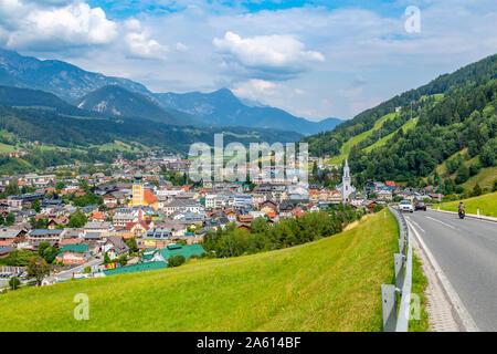 Panoramablick auf die Stadt Schladming, Steiermark, Tirol, Österreich, Europa Stockfoto