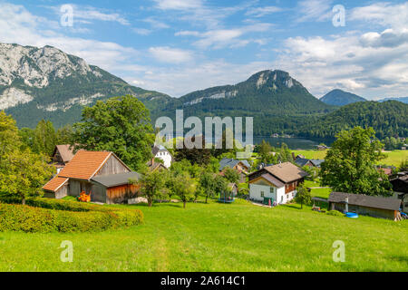 Ansicht der traditionellen Chalets und Grundlsee, Steiermark, Österreich, Europa Stockfoto