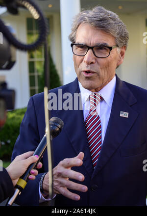 Washington, District of Columbia, USA. 23 Okt, 2019. Außenminister der Vereinigten Staaten Energie Rick Perry zu den Reportern spricht auf der nördlichen Einfahrt des Weißen Hauses in Washington, DC am Mittwoch, Oktober 23, 2019 Credit: Ron Sachs/CNP/ZUMA Draht/Alamy leben Nachrichten Stockfoto