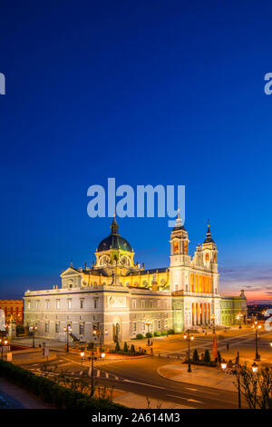 Äußere der Almudena Kathedrale in der Dämmerung, Madrid, Spanien, Europa Stockfoto