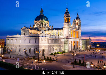 Äußere der Almudena Kathedrale in der Dämmerung, Madrid, Spanien, Europa Stockfoto