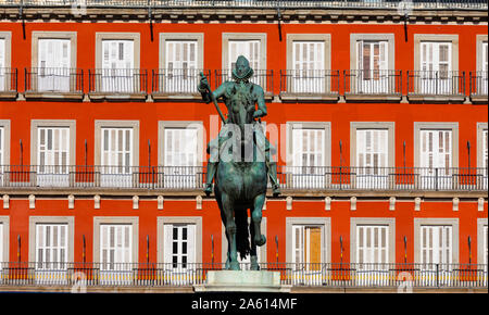 Die Statue von König Philip lll in der Plaza Mayor, Madrid, Spanien, Europa Stockfoto