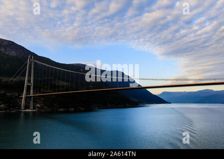 Unter der riesigen Hardanger Brücke, Sunrise, schöne Dämmerung Wolken, Hardangerfjord, Norwegisch westlichen Fjorde, Norwegen, Skandinavien, Europa Stockfoto