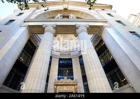 London, England, UK. Bush House, Aldwich (1935). Ehemalige HQ der BBC World Service (bis 2019) jetzt den Campus des Kings College London stehen. Fassade Stockfoto