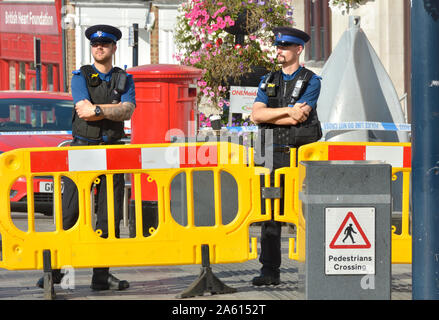 Maidstone, Kent, Großbritannien. Polizei Absperren der Innenstadt auf einem Sonntag Morgen während der forensischen Teams der Schauplatz von mehreren Messerstechereien über Nacht zu untersuchen. Stockfoto