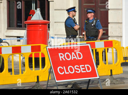 Maidstone, Kent, Großbritannien. Polizei Absperren der Innenstadt auf einem Sonntag Morgen während der forensischen Teams der Schauplatz von mehreren Messerstechereien über Nacht zu untersuchen. Stockfoto