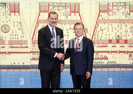 Seoul, Südkorea. 23 Okt, 2019. Oct 23, 2019 - Seoul, South Korea-South koreanischen Präsidenten Moon Jae-in (R) und dem spanischen König Felipe VI für ein Foto posieren vor einem Gipfel im Präsidialamt in Seoul am Okt. 23, 2019. Der spanische König in Seoul früh am Tag zu einem zweitägigen Staatsbesuch angekommen. Credit: Präsident Büro/ZUMA Draht/Alamy leben Nachrichten Stockfoto