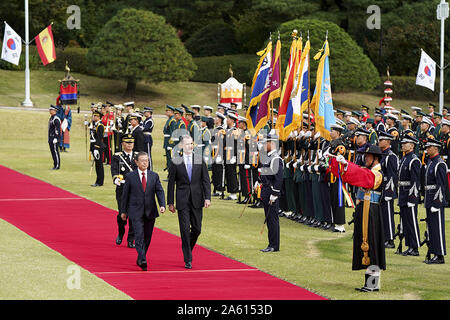 Seoul, Südkorea. 23 Okt, 2019. Oct 23, 2019 - Seoul, South Korea-South koreanischen Präsidenten Moon Jae-in (L) und dem spanischen König Felipe VI prüfen Eine Ehrengarde während der Begrüßungszeremonie im Präsidentenpalast Büro in Seoul am Okt. 23, 2019. Der spanische König in Seoul früh am Tag zu einem zweitägigen Staatsbesuch angekommen. Credit: Präsident Büro/ZUMA Draht/Alamy leben Nachrichten Stockfoto