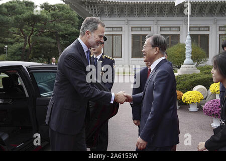 Seoul, Südkorea. 23 Okt, 2019. Oct 23, 2019 - Seoul, South Korea-Spain König Felipe VI und südkoreanischen Präsidenten Moon Jae In schüttelt die Hände vor der Veranstaltung begrüßt die von Präsident Blue House in Seoul, Südkorea. Der spanische König in Seoul früh am Tag zu einem zweitägigen Staatsbesuch angekommen. Credit: Präsident Büro/ZUMA Draht/Alamy leben Nachrichten Stockfoto