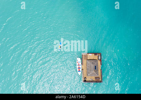 Luftaufnahme von drohne von Mann auf paddleboard nähert sich die floating Ocean Bar, Karibik, Antillen, Westindien, Karibik, Zentral- und Lateinamerika Stockfoto