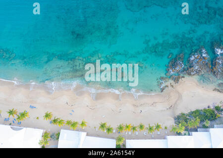 White Sand Beach von Wellen der Karibischen See von oben gewaschen von Drone, Morris Bay, alte Straße, Antigua, Leeward Inseln, West Indies, Karibik Stockfoto